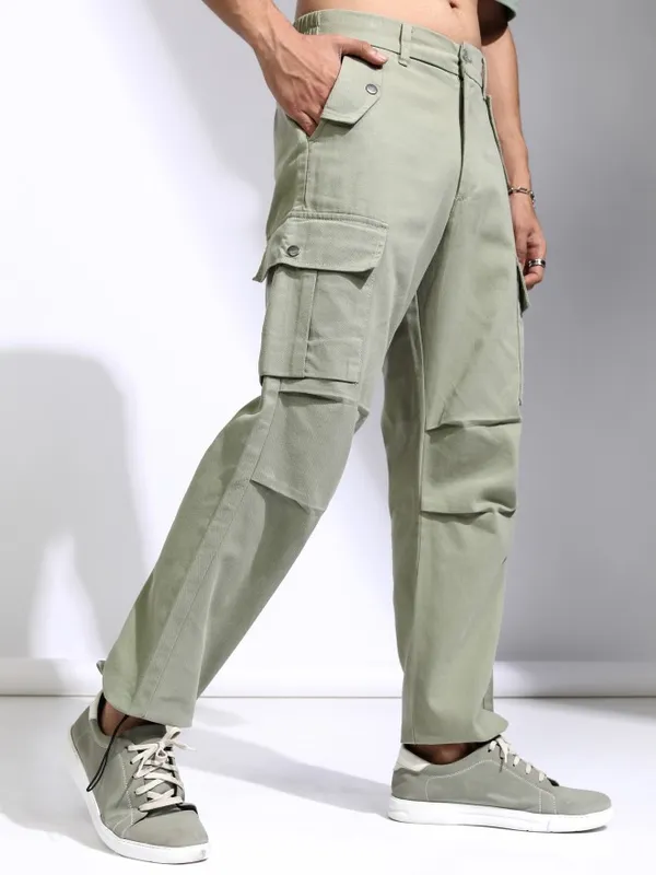 Highlander Men Green Straight Fit Solid Cargos