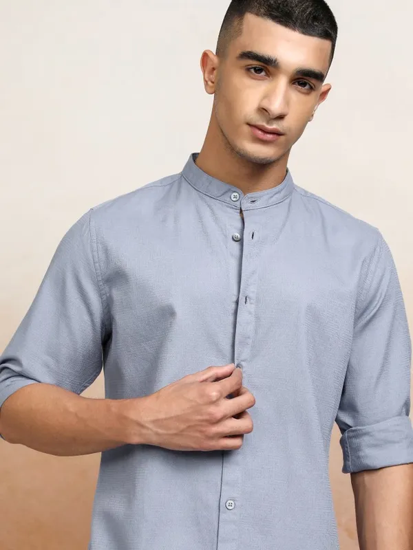 Highlander Men Blue Solid Regular Fit Casual Shirts