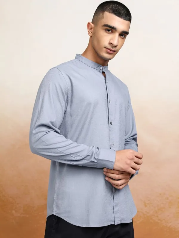 Highlander Men Blue Solid Regular Fit Casual Shirts