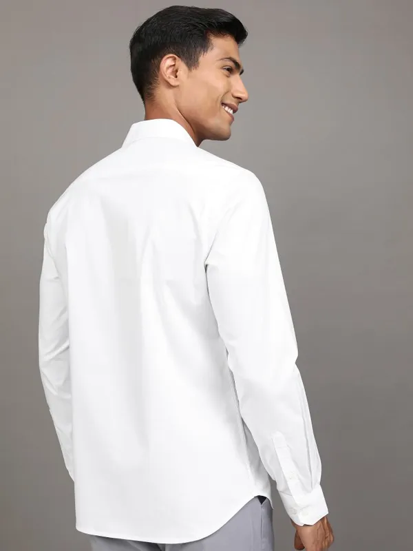Locomotive Men White Solid Slim Fit Casual Shirt