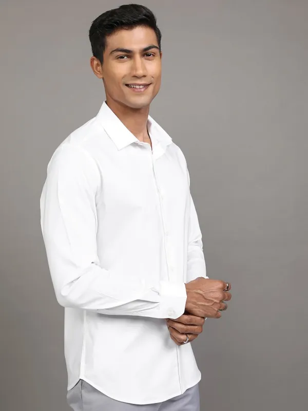 Locomotive Men White Solid Slim Fit Casual Shirt