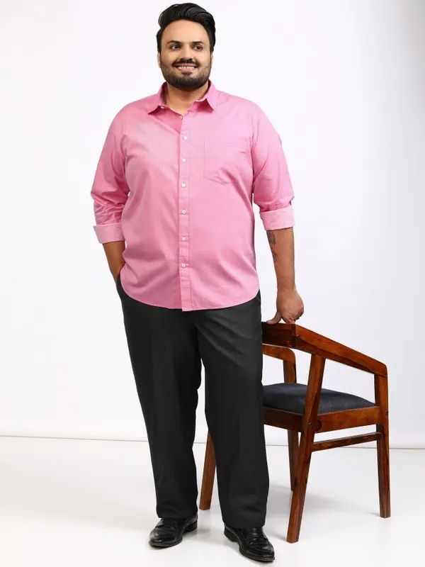Highlander Men Pink Solid Relaxed Fit Casual Shirt
