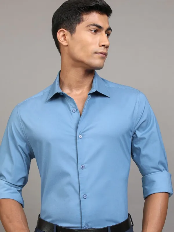 Locomotive Men Blue Solid Slim Fit Casual Shirt
