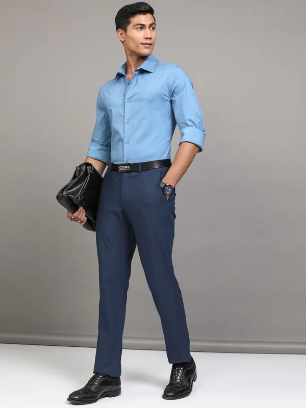 Locomotive Men Blue Solid Slim Fit Casual Shirt