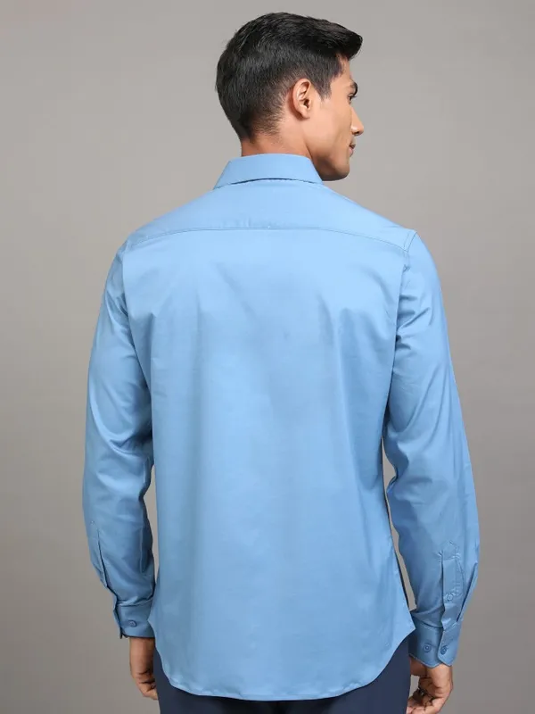Locomotive Men Blue Solid Slim Fit Casual Shirt