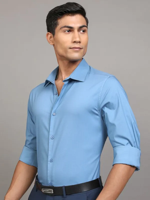 Locomotive Men Blue Solid Slim Fit Casual Shirt