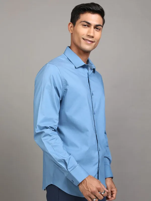 Locomotive Men Blue Solid Slim Fit Casual Shirt