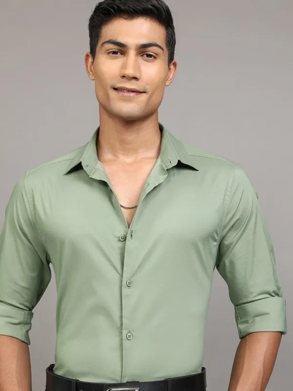 Locomotive Men Green Solid Slim Fit Casual Shirt