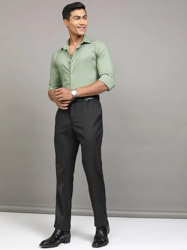 Locomotive Men Green Solid Slim Fit Casual Shirt