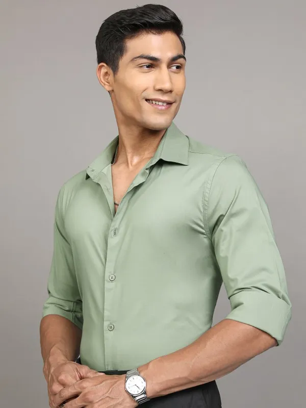 Locomotive Men Green Solid Slim Fit Casual Shirt