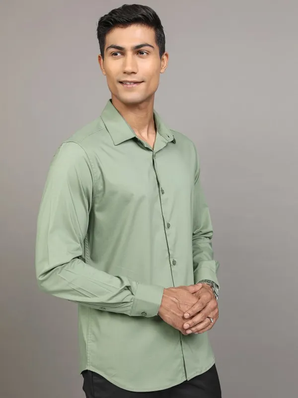 Locomotive Men Green Solid Slim Fit Casual Shirt
