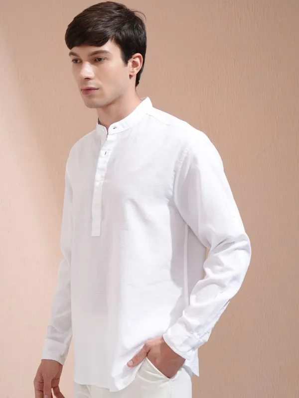 Highlander Men White Solid Relaxed Fit Casual Shirt