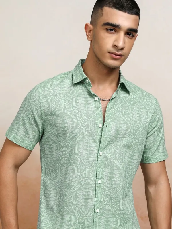 Highlander Men Green Printed Regular Fit Casual Shirts