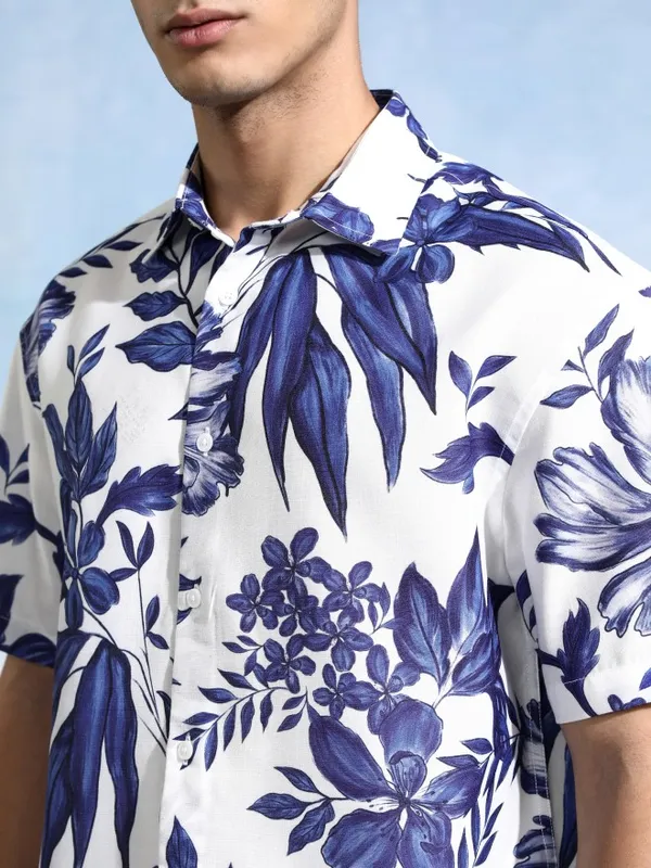 Highlander Men White Printed Relaxed Fit Casual Shirt