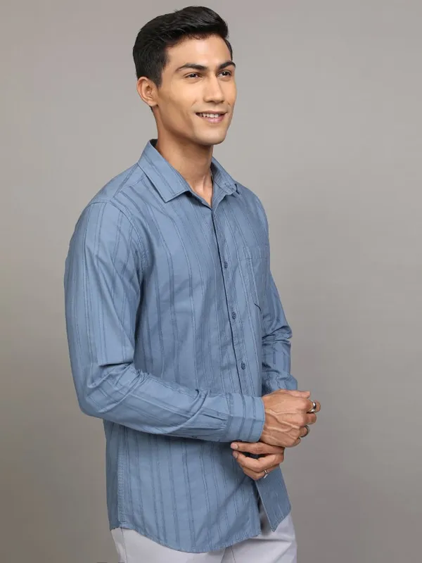 Locomotive Men Blue Striped Regular Fit Casual Shirt