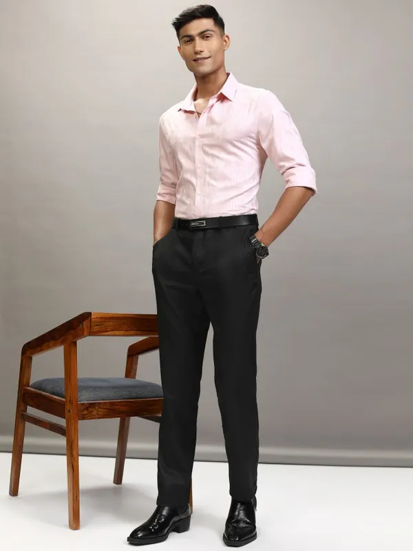 Locomotive Men Pink Textured Slim Fit Casual Shirt
