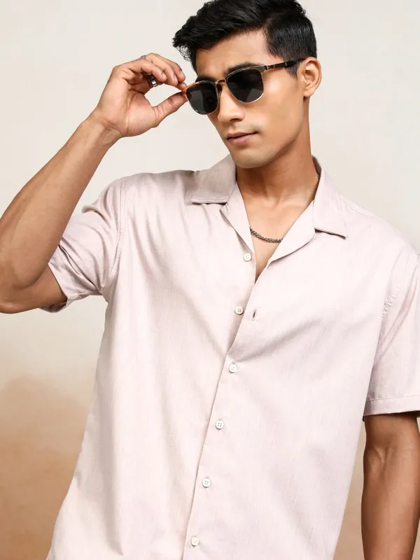 Locomotive Men Pink Solid Relaxed Fit Casual Shirt