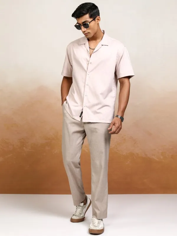 Locomotive Men Pink Solid Relaxed Fit Casual Shirt