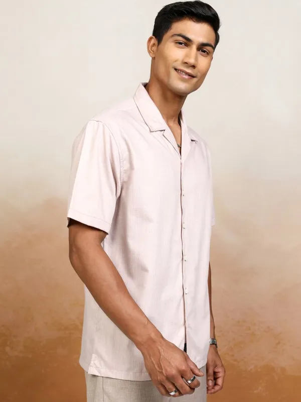 Locomotive Men Pink Solid Relaxed Fit Casual Shirt