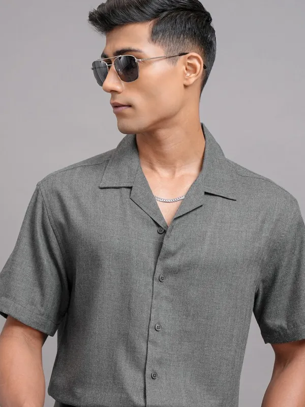 Locomotive Men Grey Solid Relaxed Fit Casual Shirt