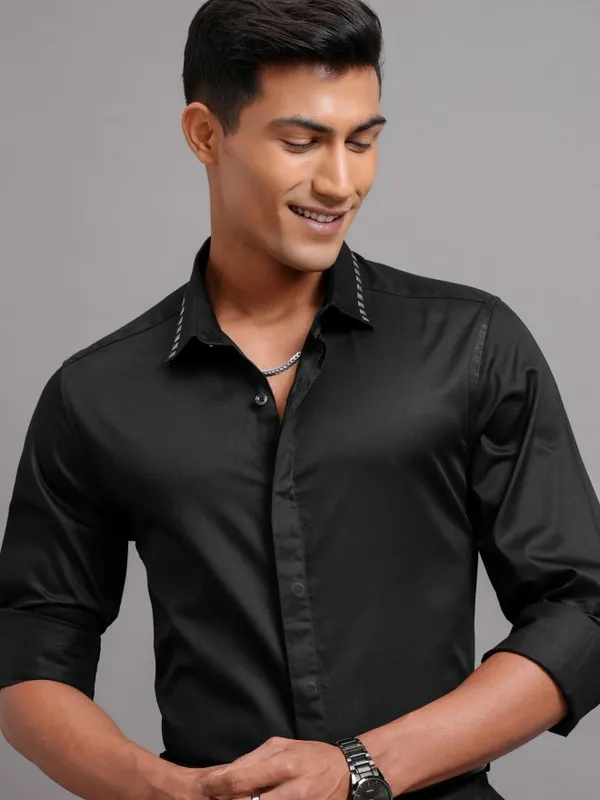 Highlander Men Black Solid Slim Fit Casual Shirt