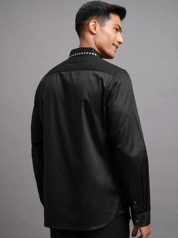 Highlander Men Black Solid Slim Fit Casual Shirt