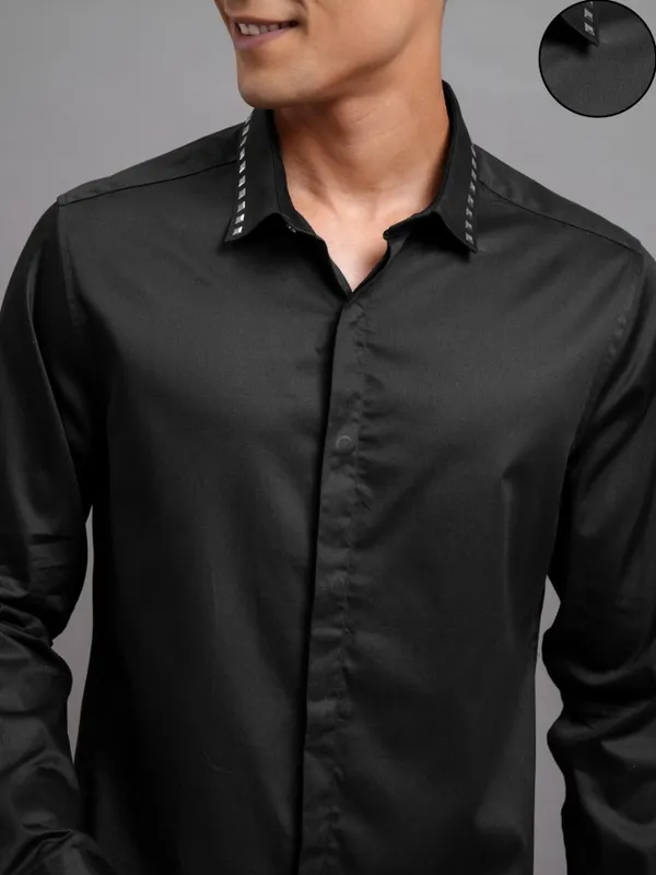 Highlander Men Black Solid Slim Fit Casual Shirt