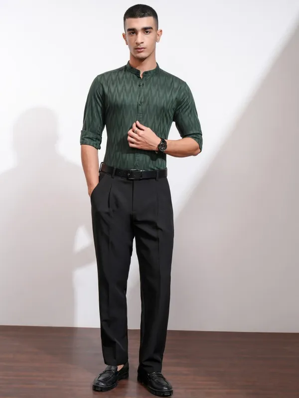 Highlander Men Green Textured Regular Fit Casual Shirt