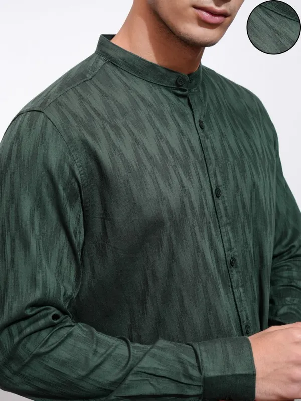 Highlander Men Green Textured Regular Fit Casual Shirt