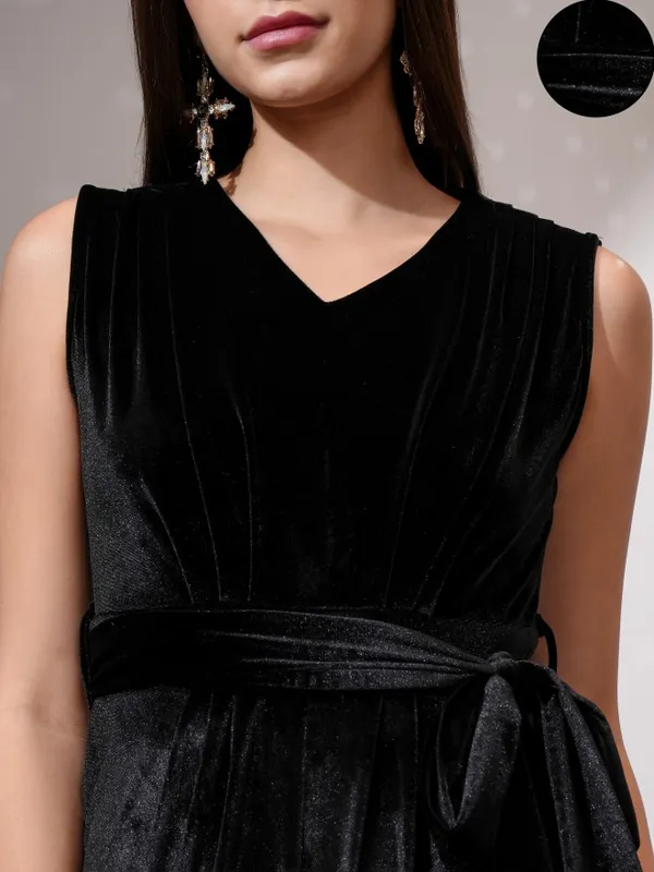 Tokyo Talkies Women Black Solid Sheath Dress