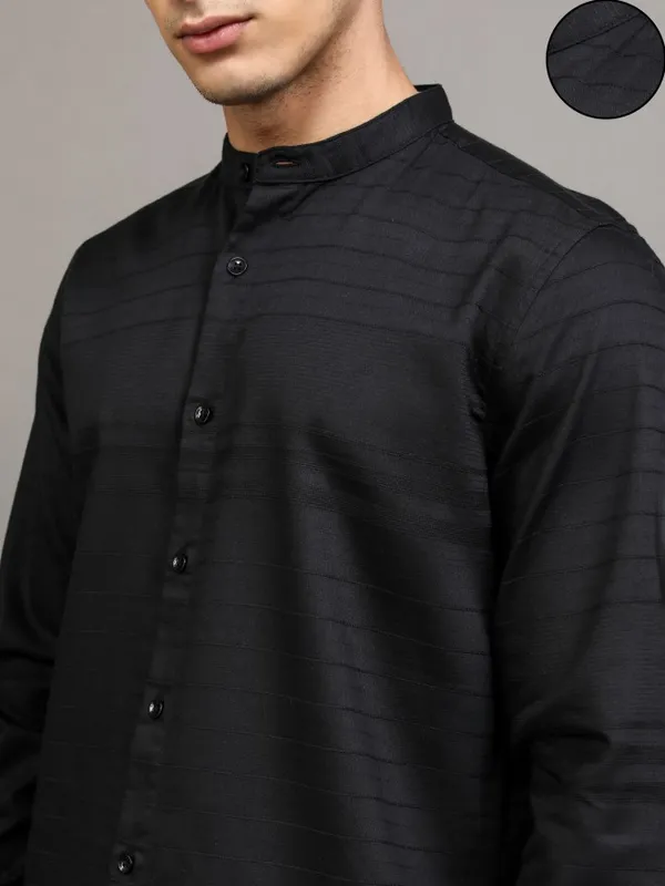 Highlander Men Black Striped Slim Fit Casual Shirt