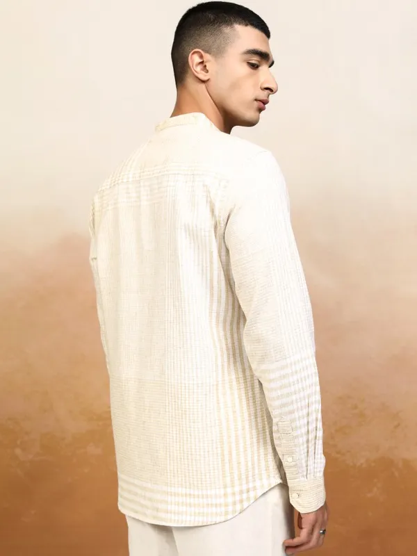 Highlander Men Beige Checked Regular Fit Casual Shirt