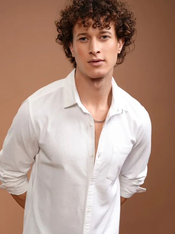 Highlander Men White Solid Regular Fit Casual Shirt
