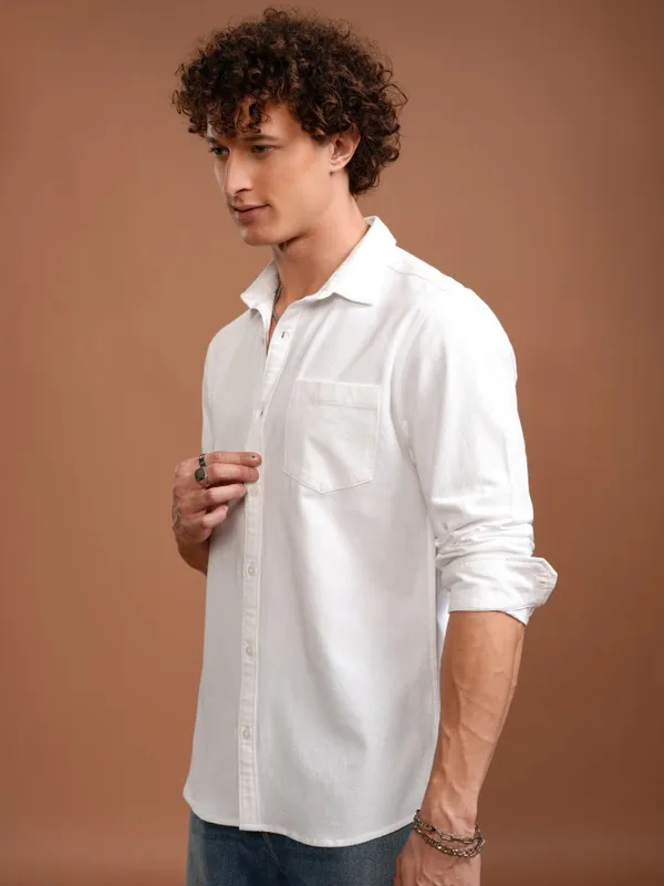 Highlander Men White Solid Regular Fit Casual Shirt