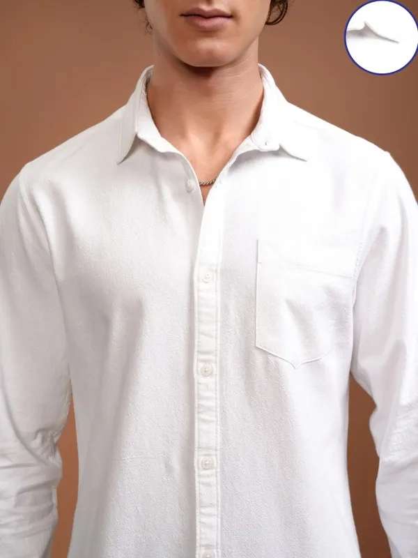 Highlander Men White Solid Regular Fit Casual Shirt