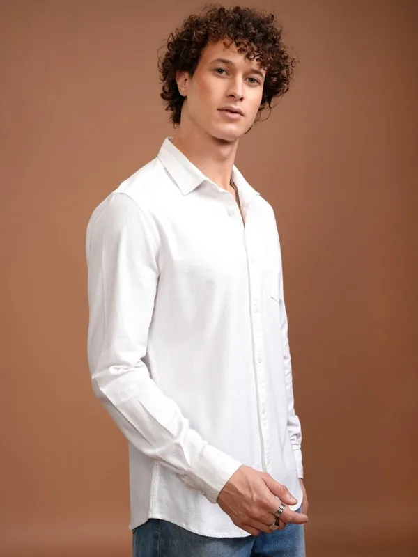 Highlander Men White Solid Regular Fit Casual Shirt