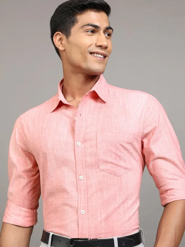 Locomotive Men Peach Solid Regular Fit Casual Shirt