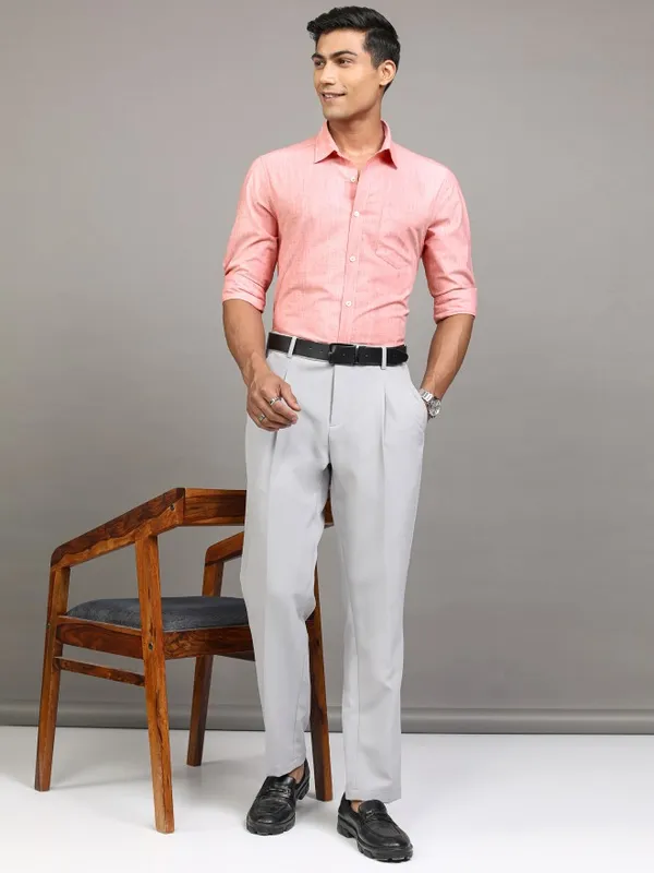 Locomotive Men Peach Solid Regular Fit Casual Shirt