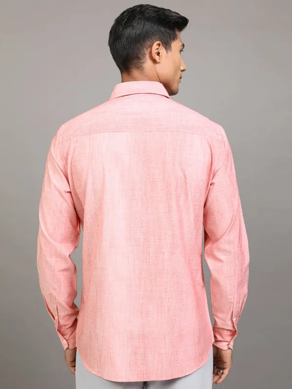 Locomotive Men Peach Solid Regular Fit Casual Shirt