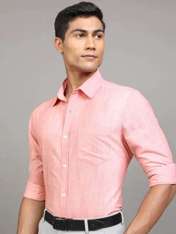 Locomotive Men Peach Solid Regular Fit Casual Shirt