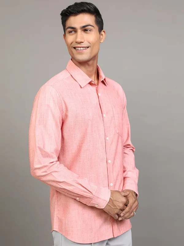 Locomotive Men Peach Solid Regular Fit Casual Shirt