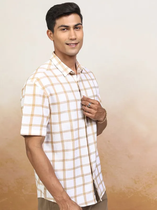 Locomotive Men White Checked Relaxed Fit Casual Shirt