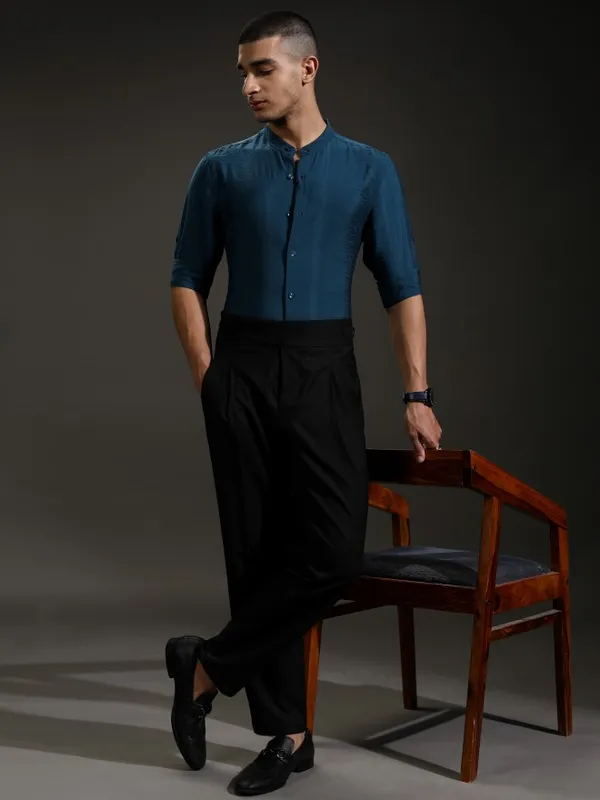 Highlander Men Teal Textured Regular Fit Casual Shirt