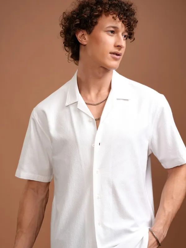 Highlander Men White Solid Relaxed Fit Casual Shirt