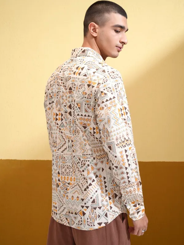 Highlander Men Cream Printed Regular Fit Casual Shirt
