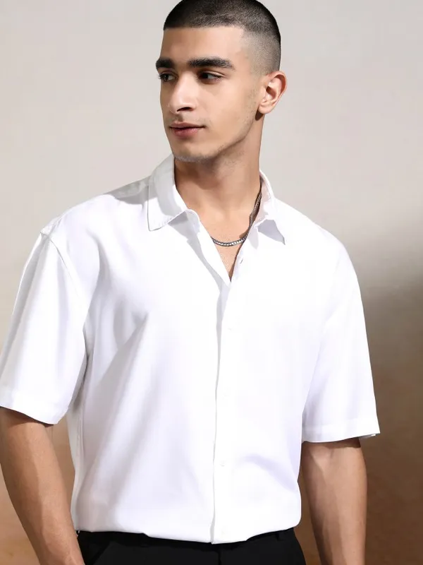 Highlander Men White Solid Relaxed Fit Casual Shirt