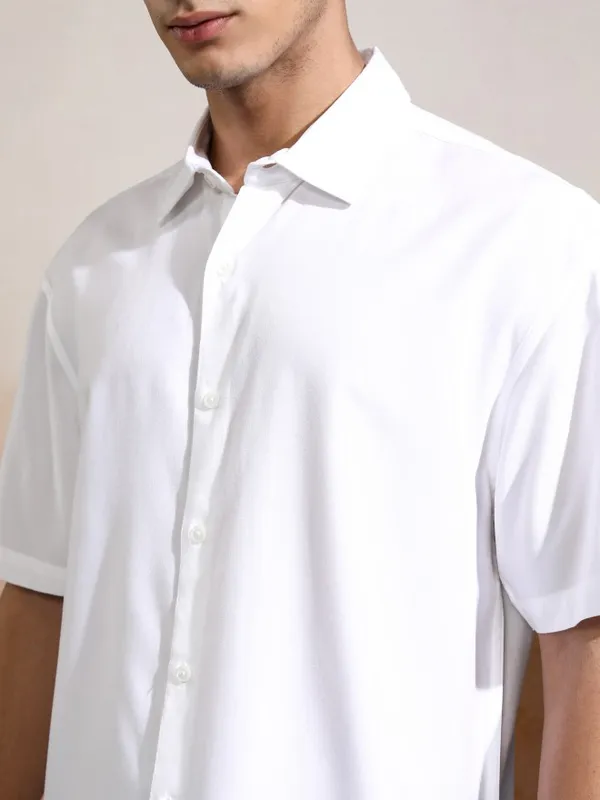 Highlander Men White Solid Relaxed Fit Casual Shirt