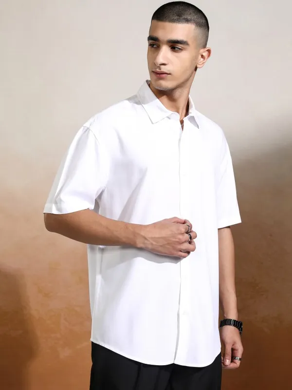 Highlander Men White Solid Relaxed Fit Casual Shirt