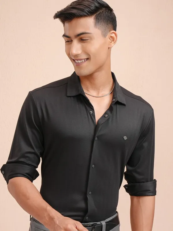 Highlander Men Black Solid Slim Fit Casual Shirt