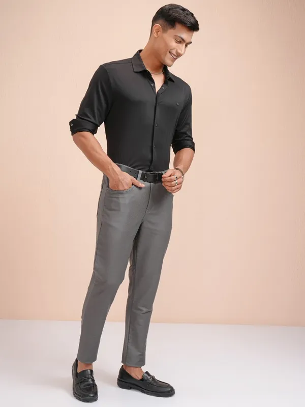 Highlander Men Black Solid Slim Fit Casual Shirt